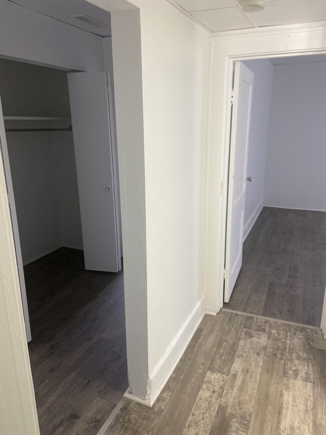 Building Photo - 121 W Main St