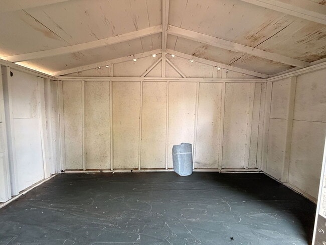 Building Photo - Home For Rent in Tampa - FULLY FENCED IN BACKYARD!