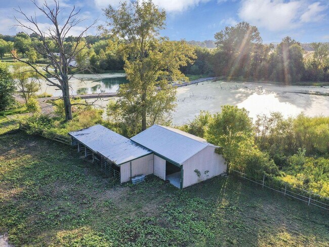 Building Photo - Your country retreat awaits!