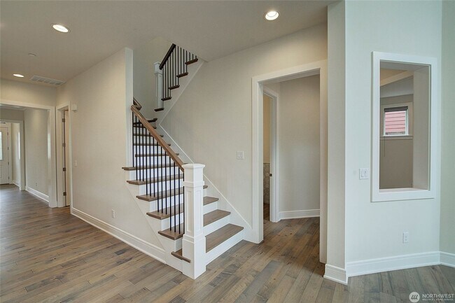 Building Photo - 5Bd/4Ba Bellevue House