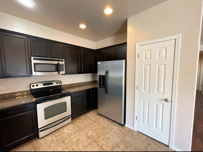 Building Photo - "Charming 4-Bed Home with 2.5 Baths in Tuc...