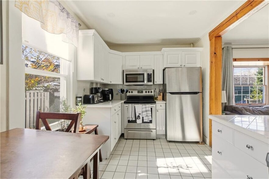 Building Photo - 13 Holland St