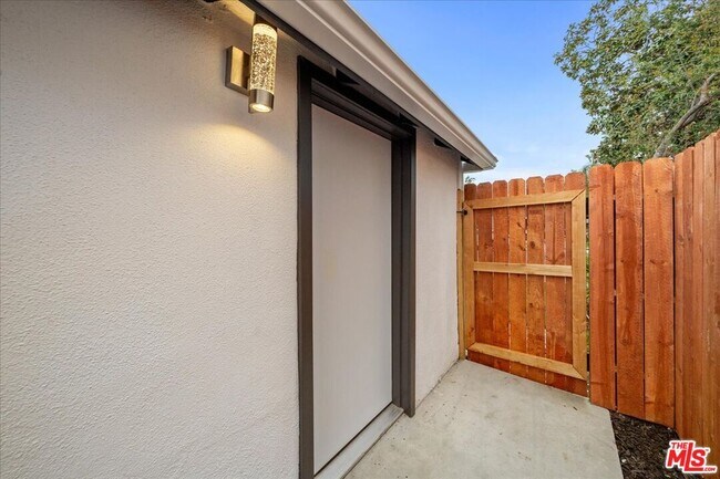 Building Photo - 5815 Saloma Ave