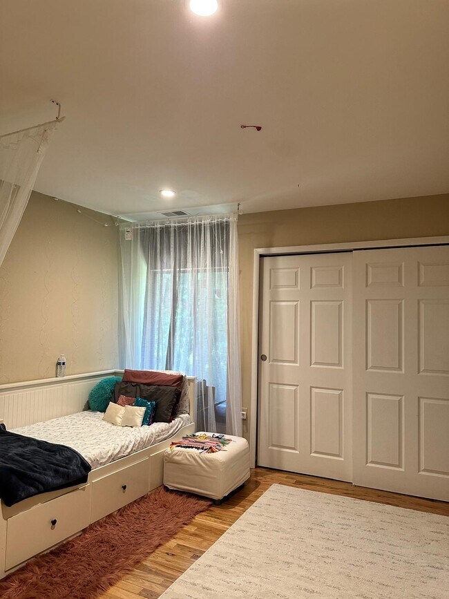 Building Photo - 4933 Casimir St