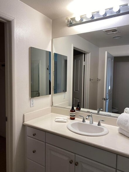 Building Photo - 6020 Seabluff Dr