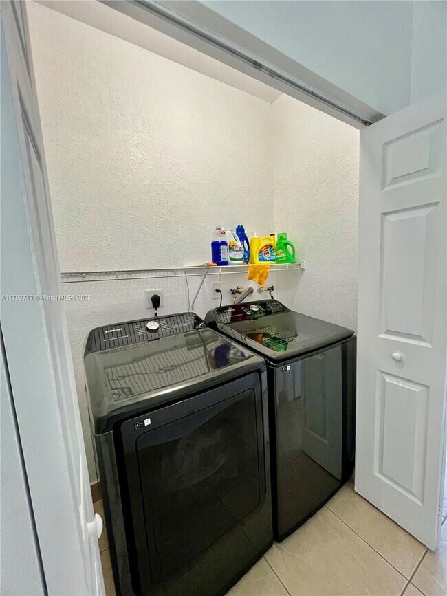 Building Photo - 3141 NE 3rd Dr