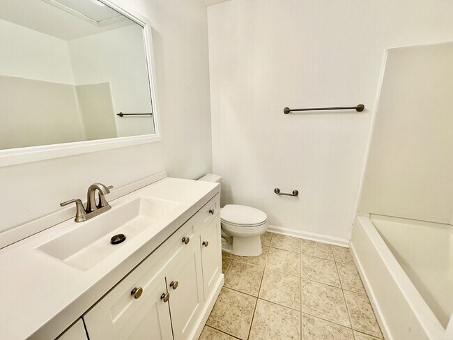 Building Photo - Spacious Three Bedroom Townhome in Old South!