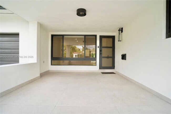 Building Photo - 8811 Carlyle Ave