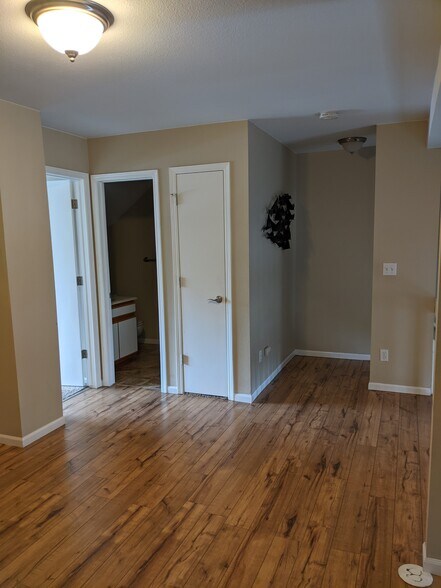 Upstairs landing / live/work area - 2929 Ross Dr