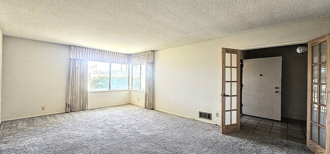 Building Photo - 5 bed 2.5 bath Single Story With 3 CAR Gar...