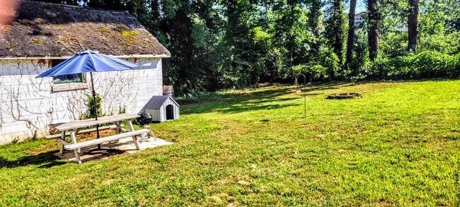 Building Photo - 418 Iverson Way