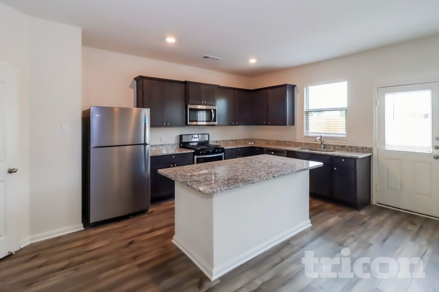 Building Photo - 805 Clark Dr