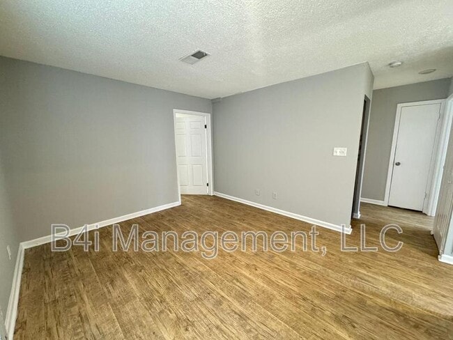 Building Photo - 918 Lakewood Ln