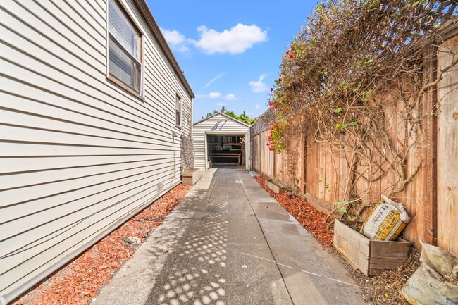 Building Photo - Charming Oakland Oasis with Detached Works...