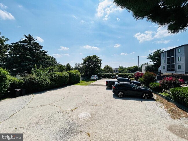 Building Photo - 521 Leverington Ave