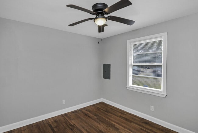 Building Photo - Cozy 2 Bedroom Home with Large Yard | Move-In Ready