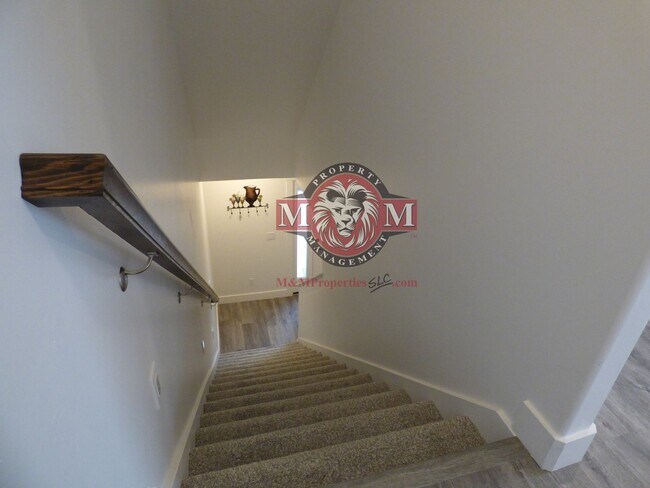 Building Photo - Great 3 Bd 2.5 Ba Townhome Rooftop Views