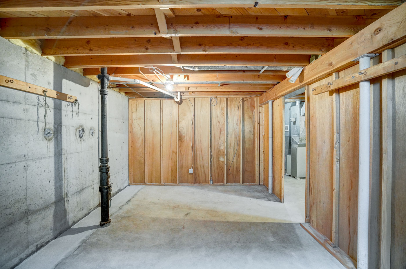 Large Storage Space - 460 Hilton Dr