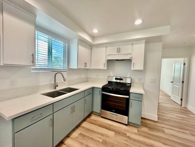 Building Photo - NewB La T 8418