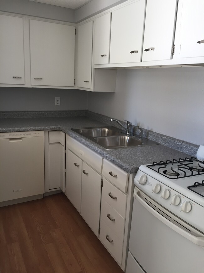 Building Photo - 2032 S Oneida St