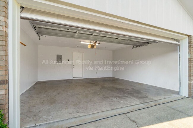 Building Photo - 502 Krest Dr