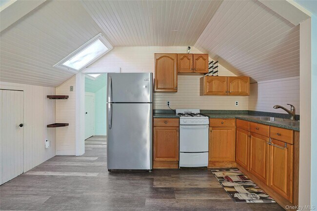 Building Photo - 105 S Broadway