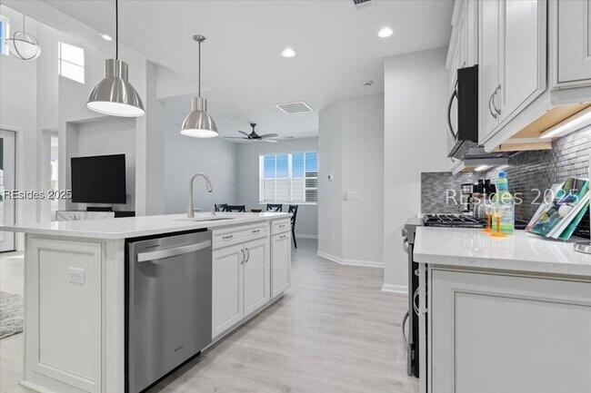 Building Photo - 215 Tropics Ave