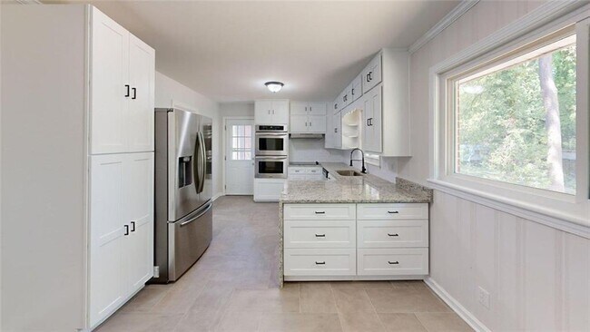 Building Photo - 8 Larose Dr SW