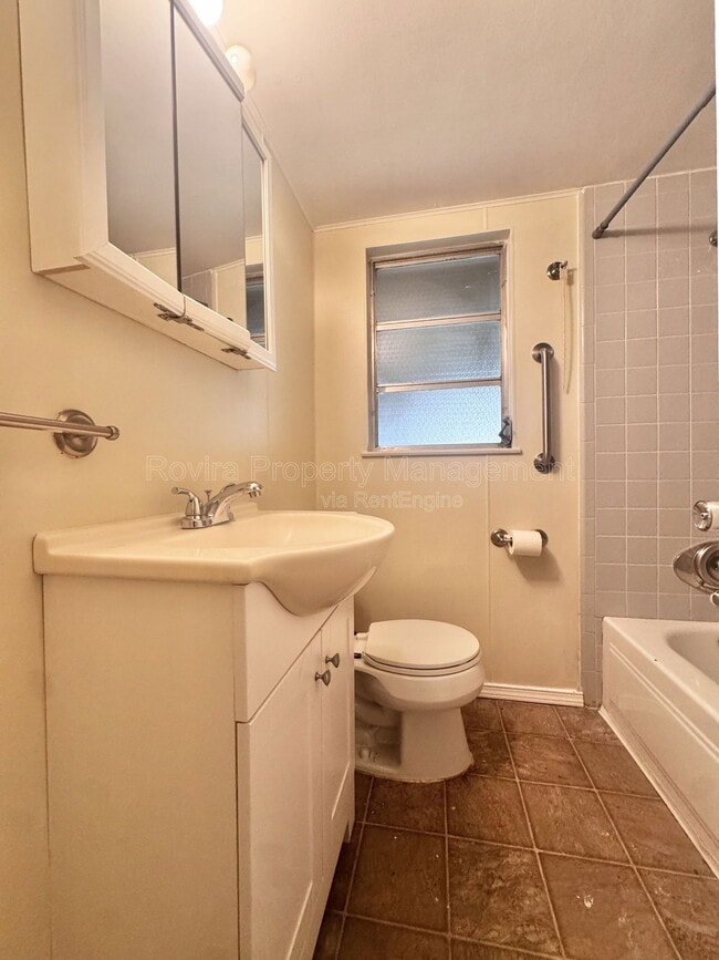 Building Photo - 627 E Warner St