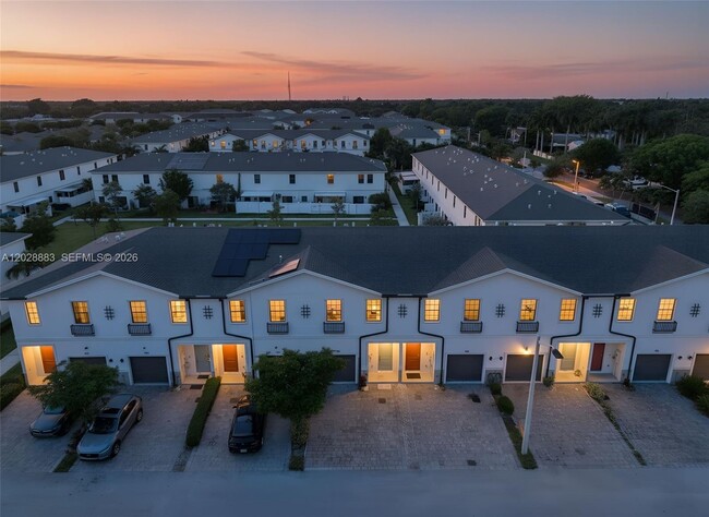 Building Photo - 1130 SW 6th Ct