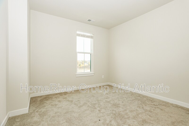Building Photo - 10013 -B Ruffian Wy