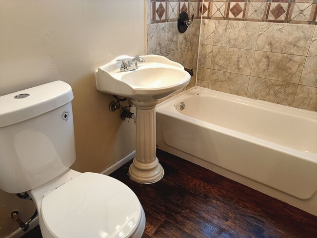 Building Photo - Spacious 4 BR Single Home