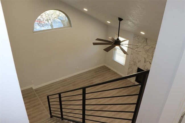 Building Photo - 8903 Mesa Dr