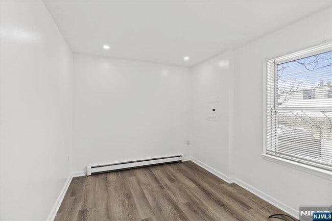 Building Photo - 17 Holsman St