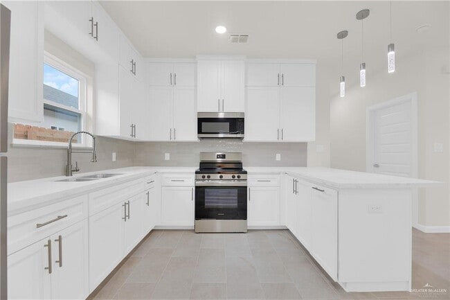 Building Photo - 18 E 24th St