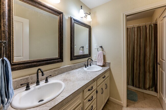 Building Photo - 422 River Oaks Dr