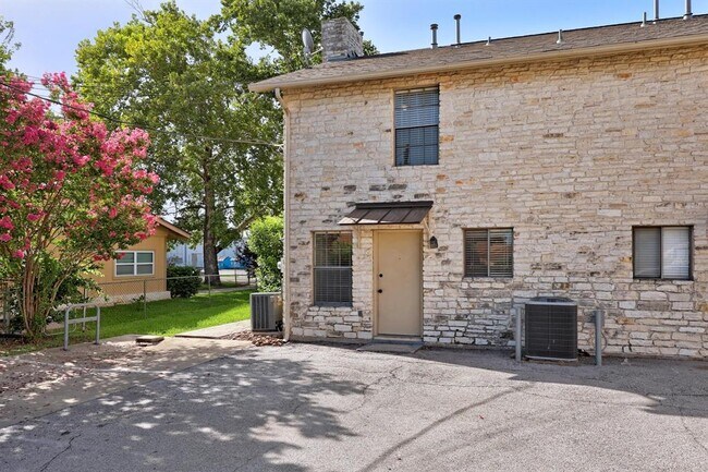 Building Photo - 204 Northwest Dr