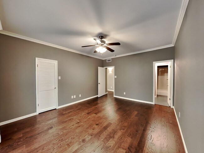 Building Photo - Captivating Condo in the Royale Orleans Ea...