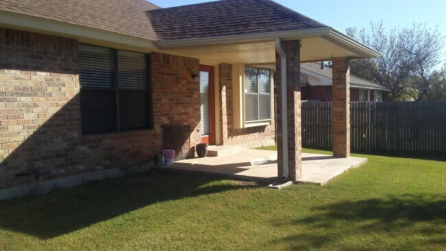 Building Photo - Super nice 3 bed, 2 bath, 2 car garage hom...
