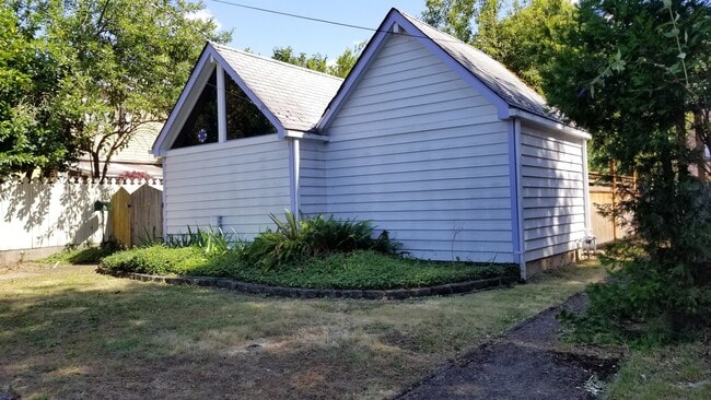 Building Photo - Cozy 2 Bed : 1Bath House Close to Schools