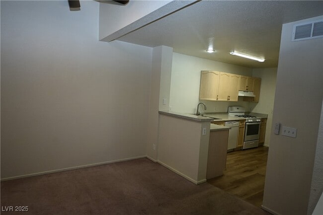 Building Photo - 8465 Blue Island Ave