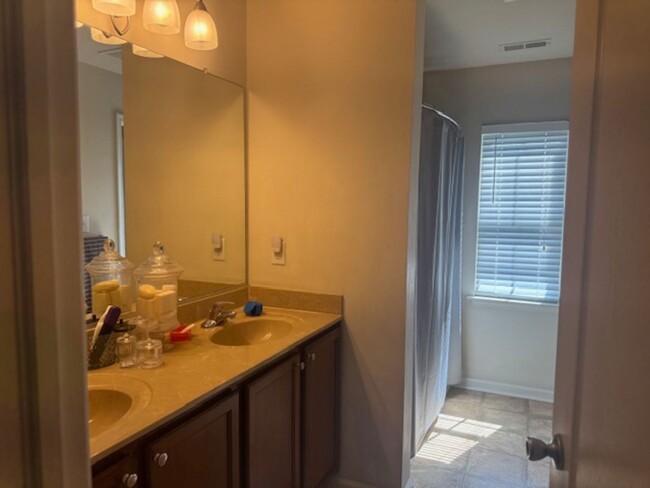 Building Photo - Beautifully Maintained 3-Bedroom Townhome ...