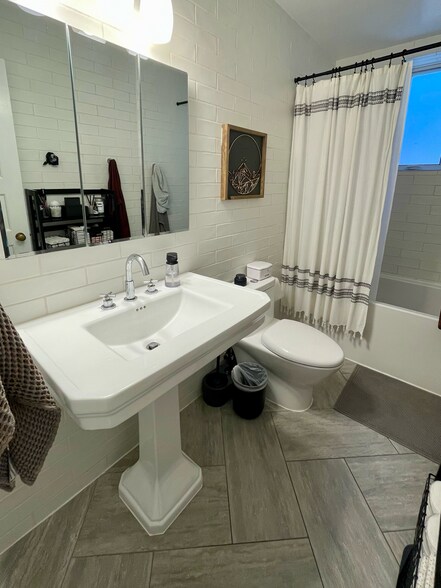 Building Photo - 308 Arno St NE