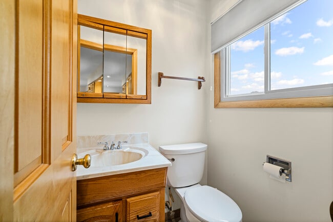 Building Photo - 421 N Elm St