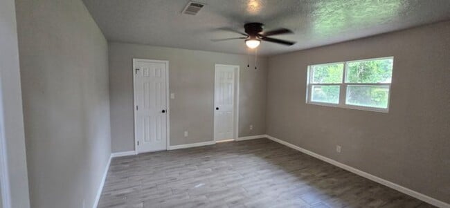 Building Photo - 204 Dogwood Ln