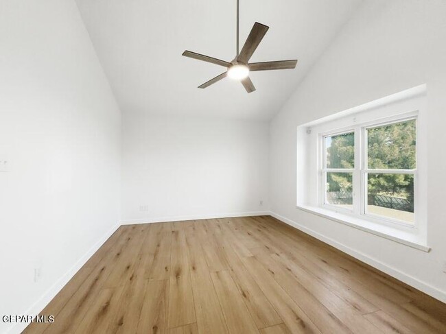 Building Photo - 10916 Loma De Luz Pl