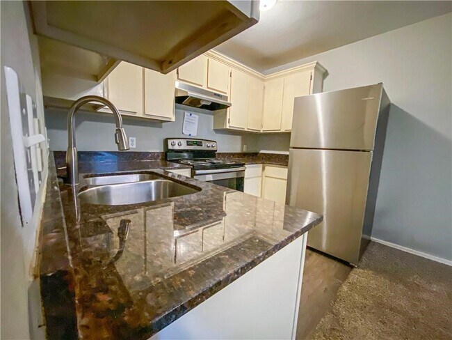 Building Photo - 944 N Storer Ave