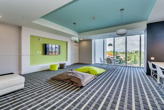 Building Photo - 600 NE 27th St