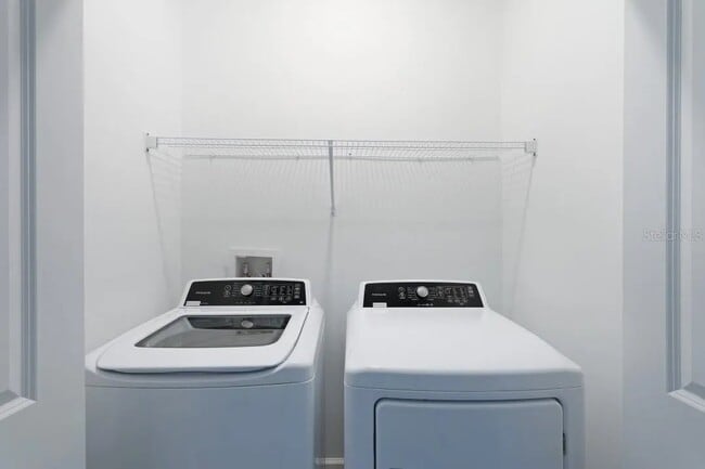 Building Photo - 3 Bedroom 2 Bath Townhome in AMENITY RICH Lorraine Lakes