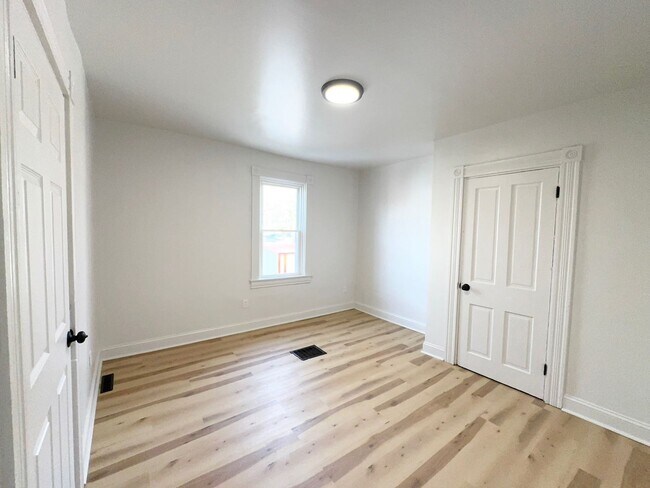 Building Photo - 3 Bedroom Semi-Detached Home